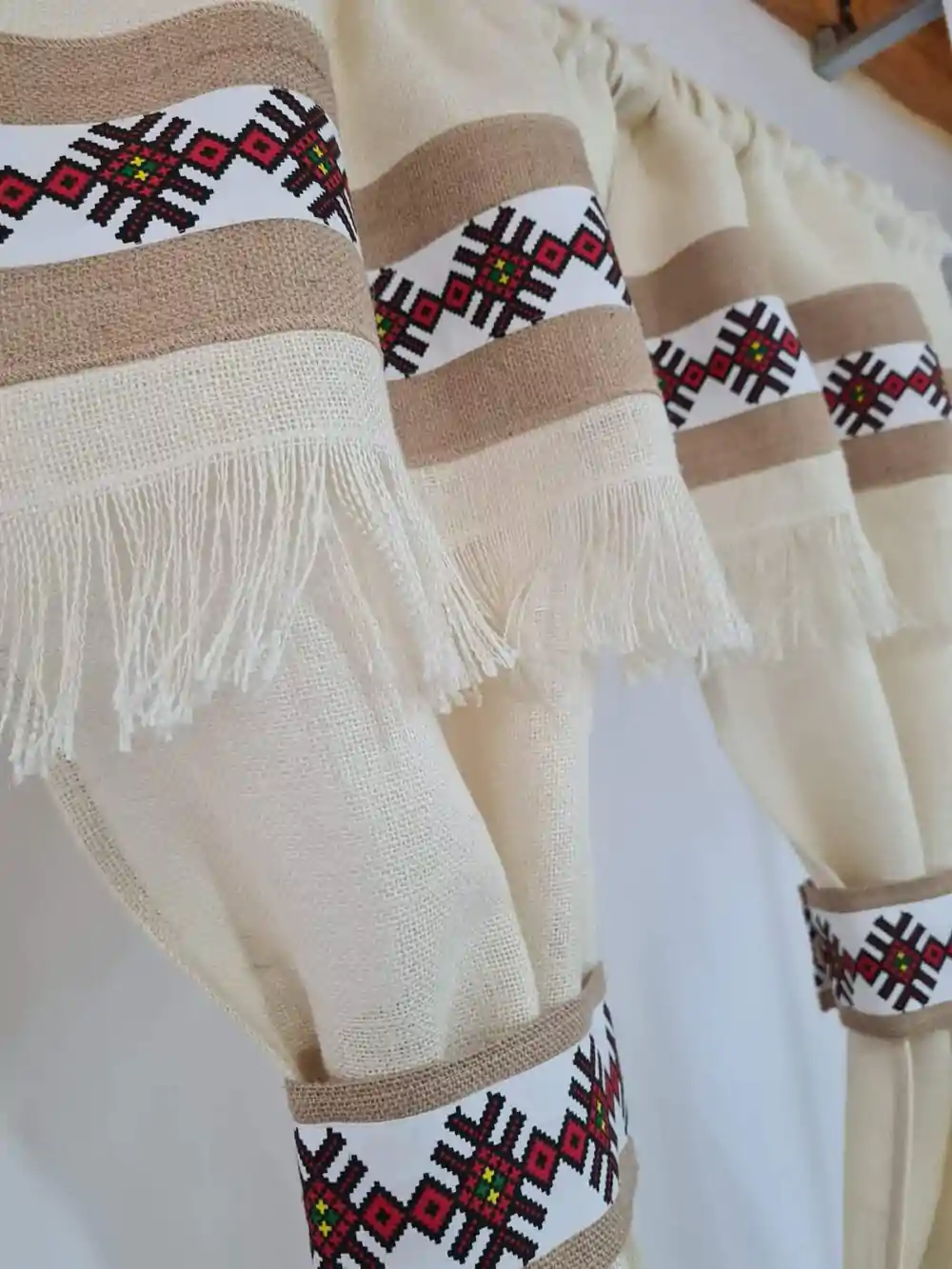 Perdele Rustice din Iută Alba Motive Traditionale