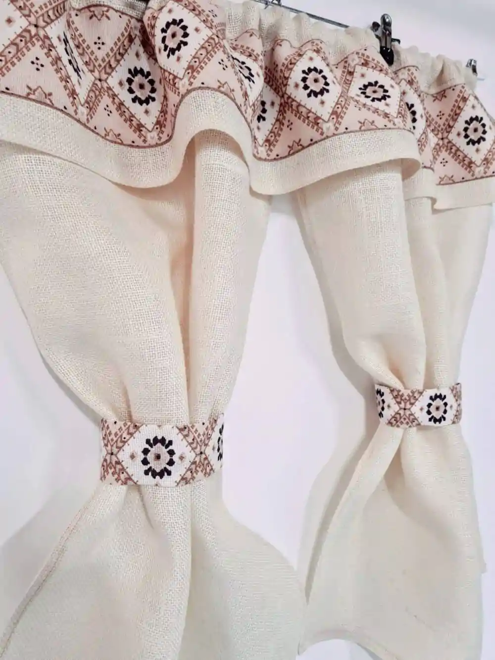 Perdele Rustice din Iuta Alba cu Motiv Traditional