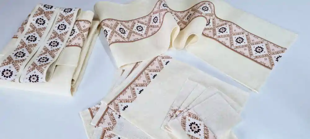 Perdele Rustice din Iuta Alba cu Motiv Traditional